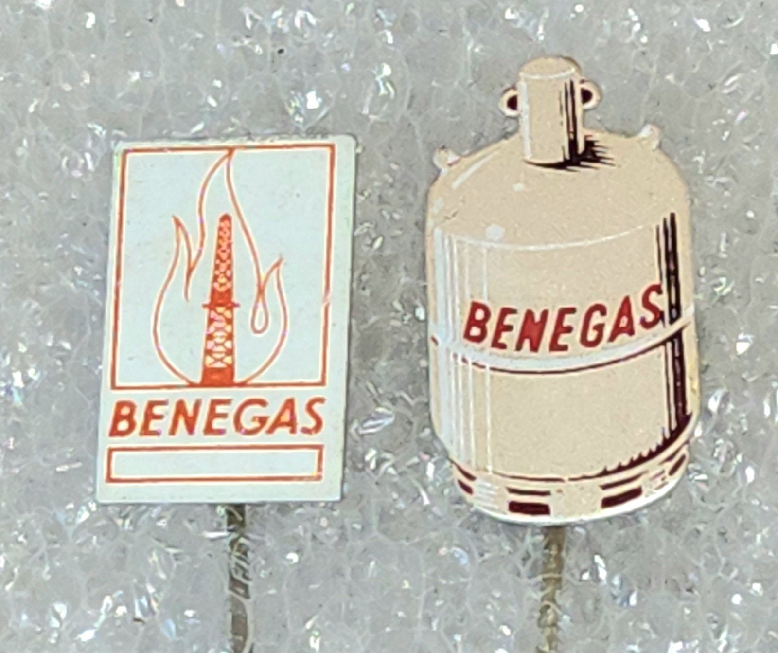 2 Benegas Speldjes - Vintage Gasfles en Vlam Logo, Verzamelen, Ophalen of Verzenden, Gebruikt, Overige onderwerpen, Speldje of Pin
