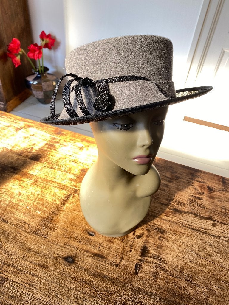 Hoed - grijs vilt met zwarte sisal rand - corsage - Oliviero, 56 of 57 cm (M, 7 of 7⅛ inch), Hoed, Oliviero, Ophalen of Verzenden