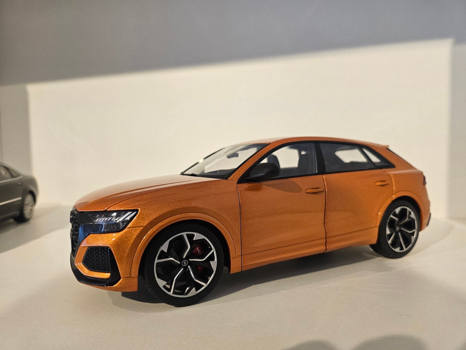 PARAGON AUDI RS Q8 ORANJE 1:18 Modelauto, Hobby en Vrije tijd, Ophalen of Verzenden, Zo goed als nieuw, Auto, Overige merken