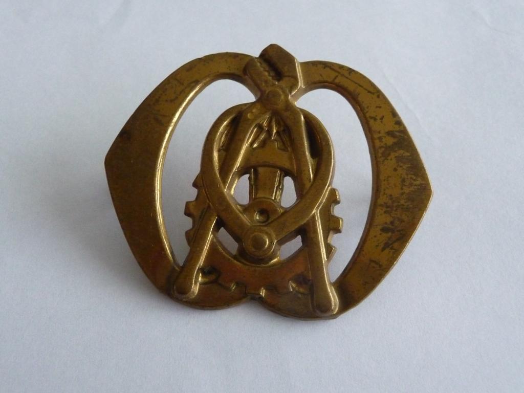 oude baret embleem -TECHNISCHE DIENST -Bevestiging dmv oogje, Verzamelen, Militaria | Algemeen, Ophalen of Verzenden, Landmacht