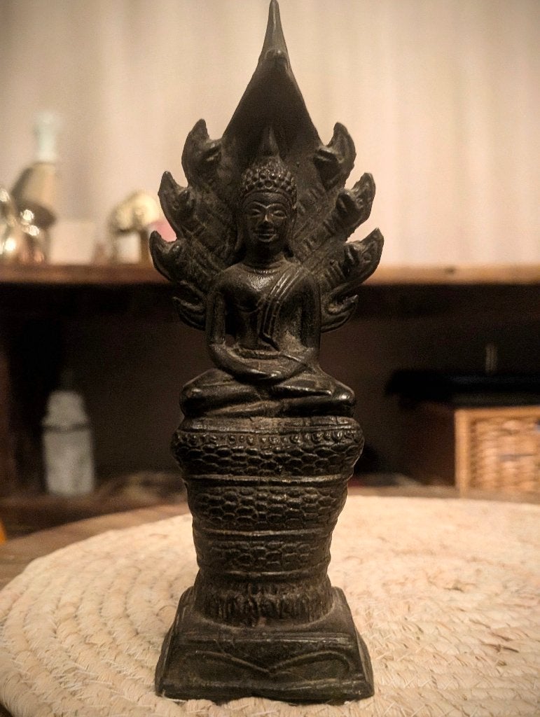 Zware bronzen Thaise Naga Prok Boeddha (22 cm / 2 kg), Zwart, Metaal, Ophalen of Verzenden, Zo goed als nieuw