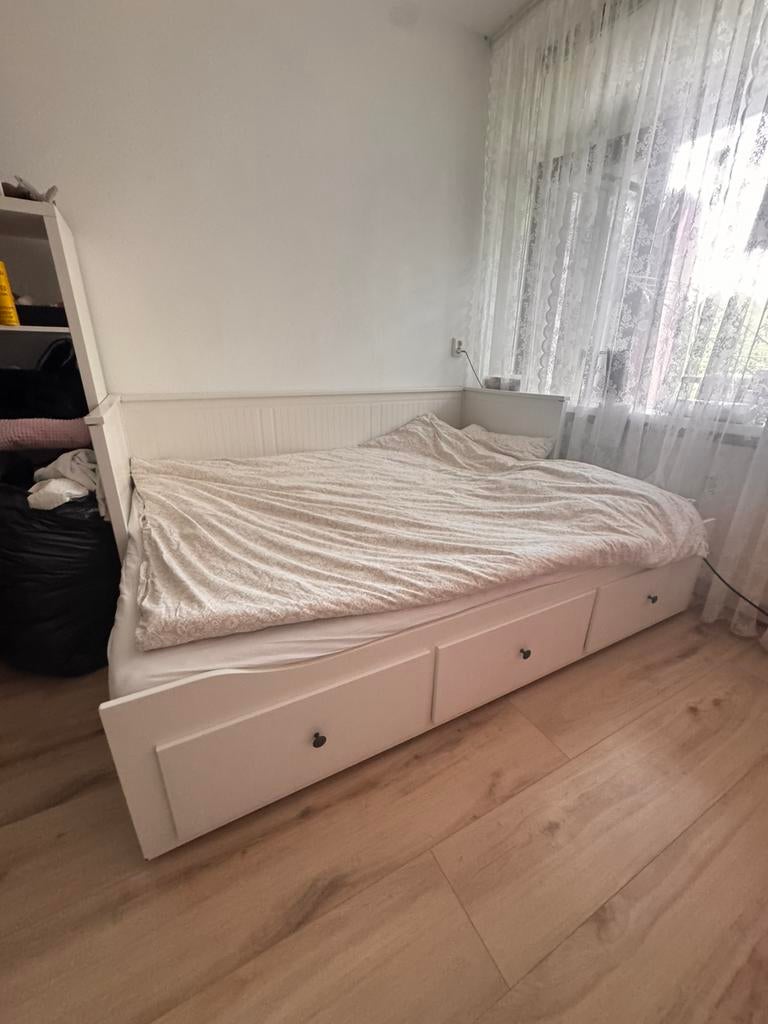 Hemnes bedbank uitschuifbaar, Huis en Inrichting, Slaapkamer | Bedden, Ophalen, Wit, Tweepersoons, Zo goed als nieuw