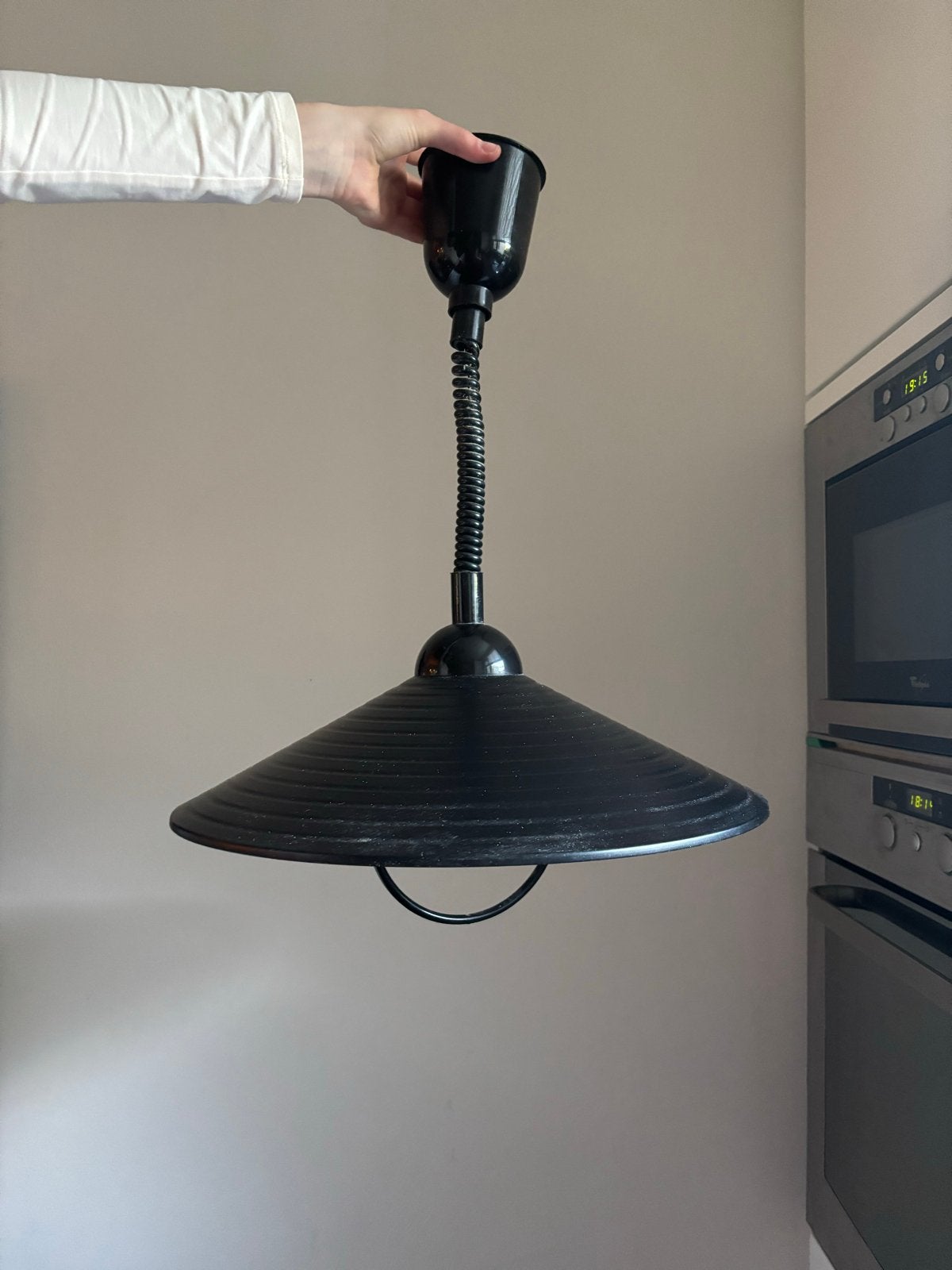 Vintage Zwarte hanglamp met spiraalvormige stang, Ophalen of Verzenden, Gebruikt, Metaal, E27 (groot)