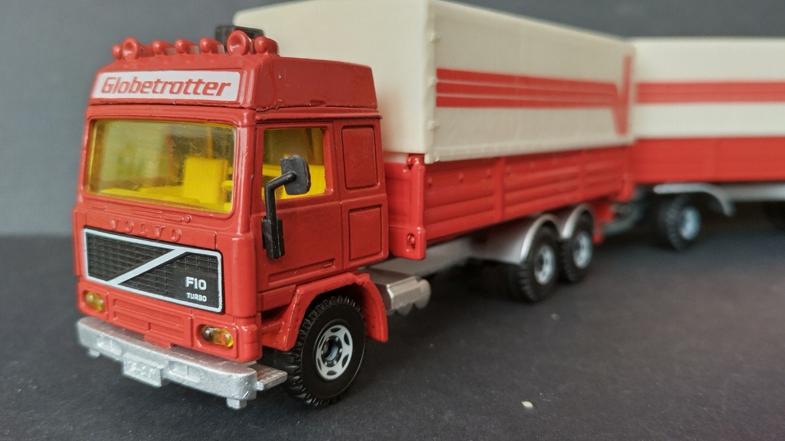 Volvo F10 Globetrotter 1:55 Siku Werbe Pol, SIKU, Verzenden, Zo goed als nieuw, Bus of Vrachtwagen