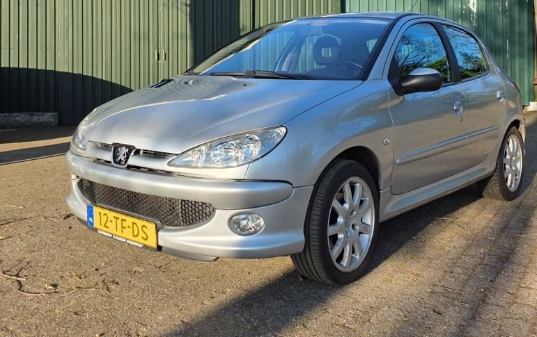 Peugeot 206 1.6 16V 5D 2006 Grijs, Auto's, Voorwielaandrijving, 40 €/maand, Zwart, 4 cilinders