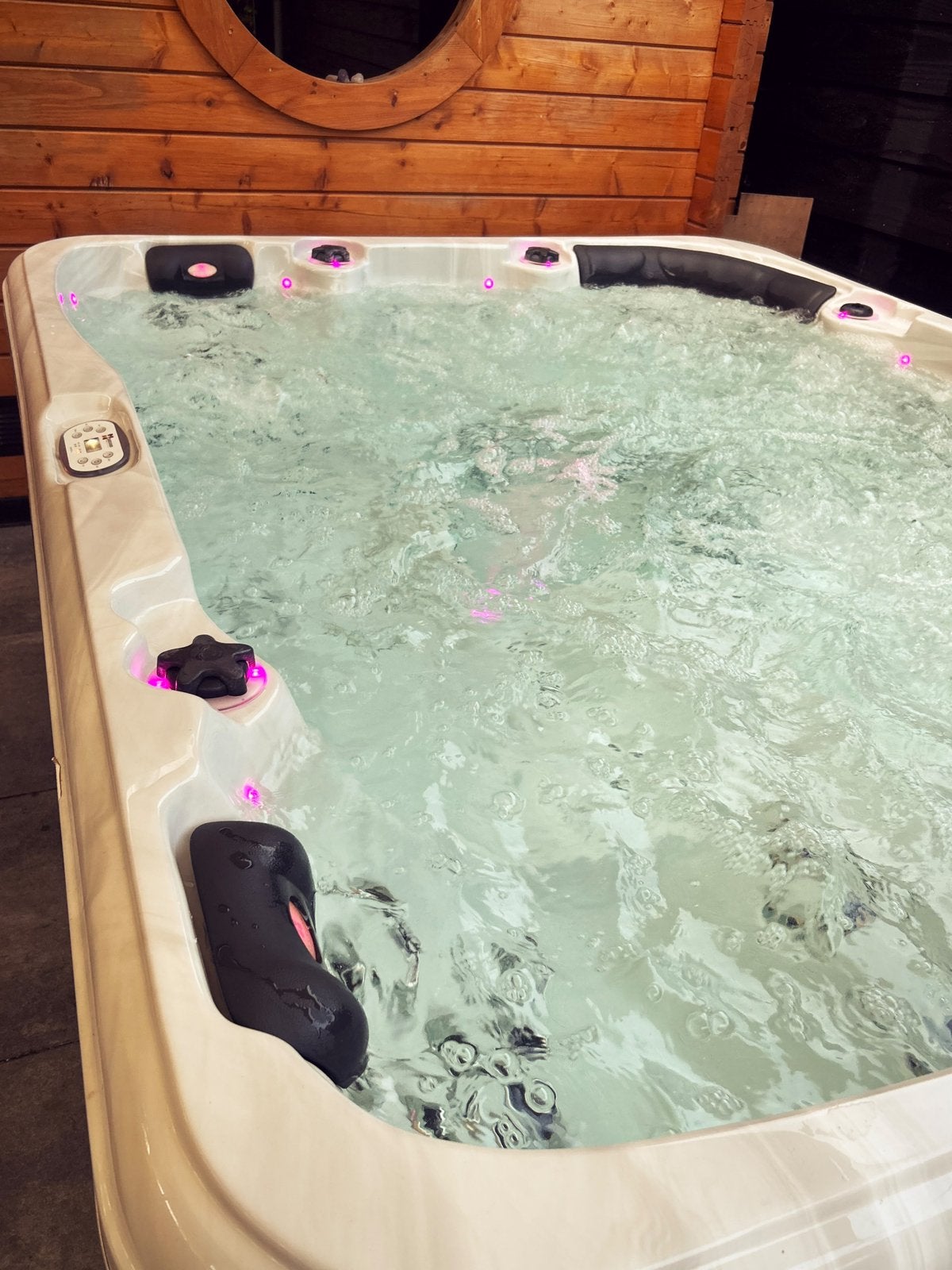 Riante spa / jacuzzi (6 pers), Ophalen, Zo goed als nieuw, Vast