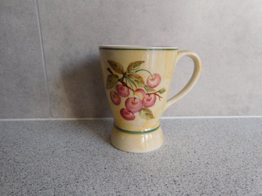 Mok 11 cm. Kers Vic's Handpainted, Overige merken, Zo goed als nieuw, Overige stijlen, Porselein