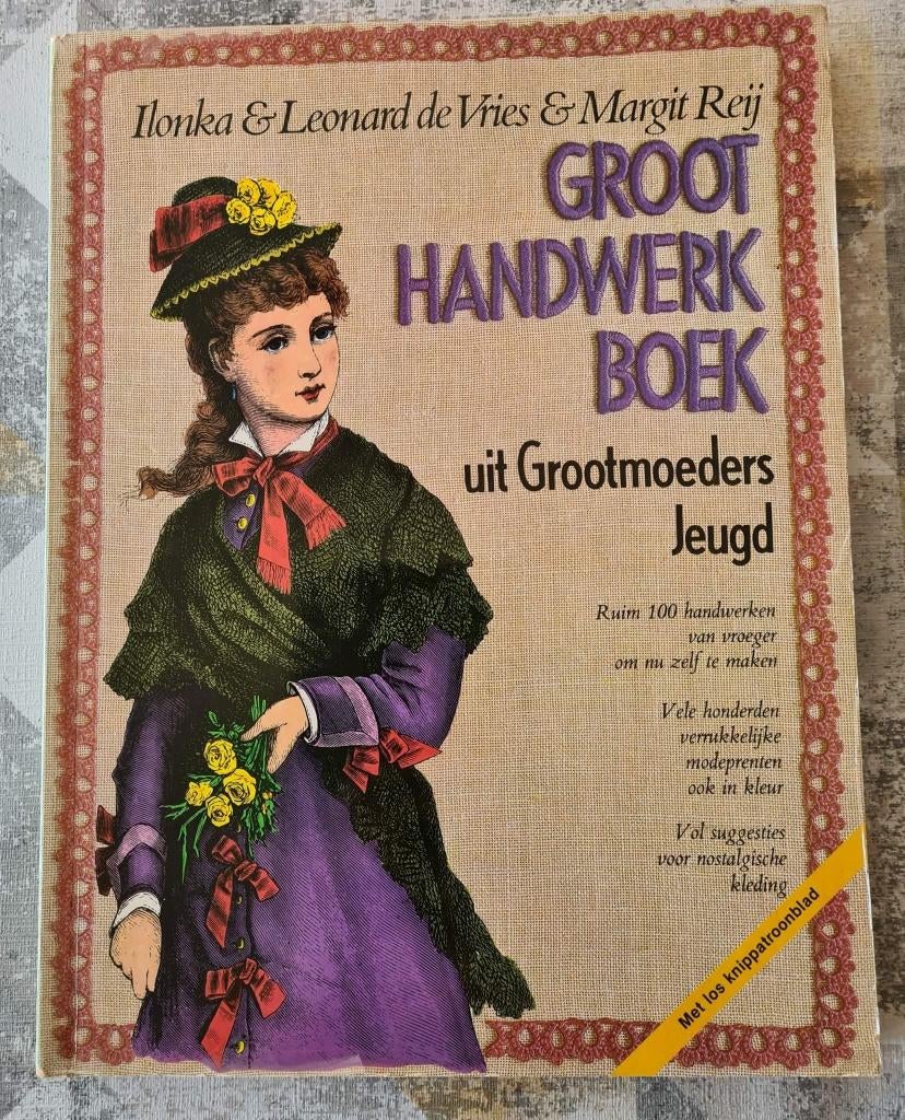 Groot handwerkboek uit grootmoeders jeugd met patroonblad, Boeken, Hobby en Vrije tijd, Gelezen, Overige onderwerpen, Ophalen of Verzenden