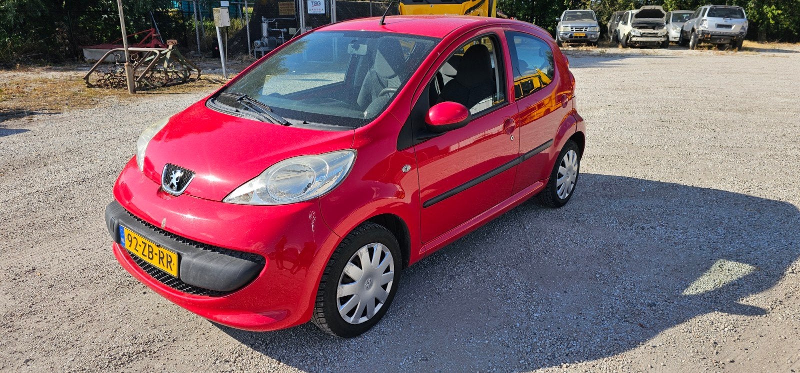 Peugeot 107 1.0 12V 5DR 2007 Rood met Nieuwe APK., Auto's, Voorwielaandrijving, Euro 5, Stof, 4 stoelen