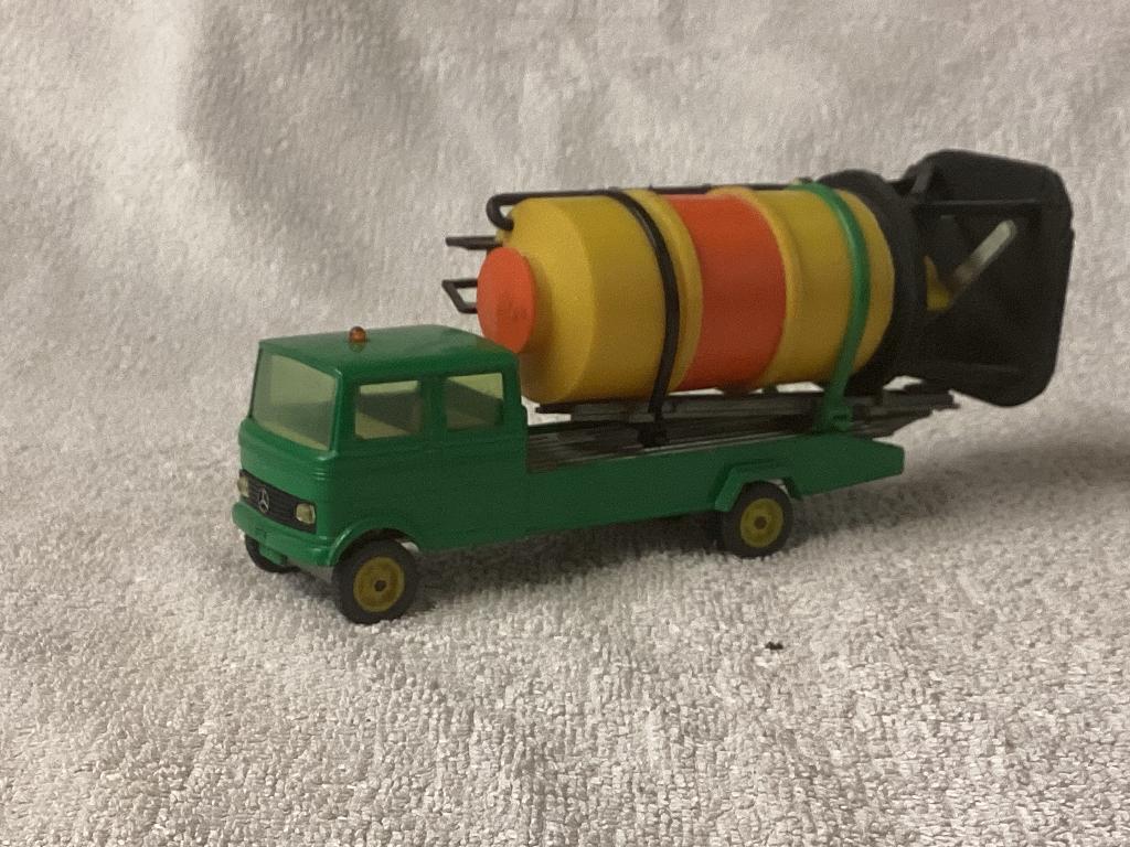 Mercedes vrachtwagen met een afzet silo voor cement, Ophalen of Verzenden, Zo goed als nieuw, Bus of Vrachtwagen, SIKU