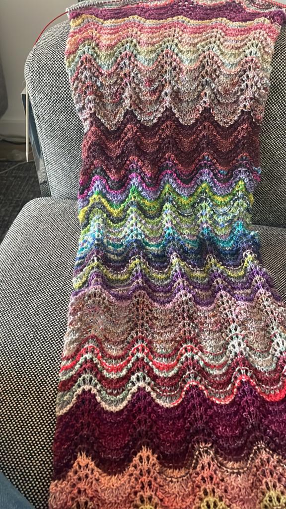 Stola! Zeer lange gebreide stola in mooie fleurige kleuren!, Ophalen of Verzenden, Nieuw, Maat 46/48 (XL) of groter, Sjaal