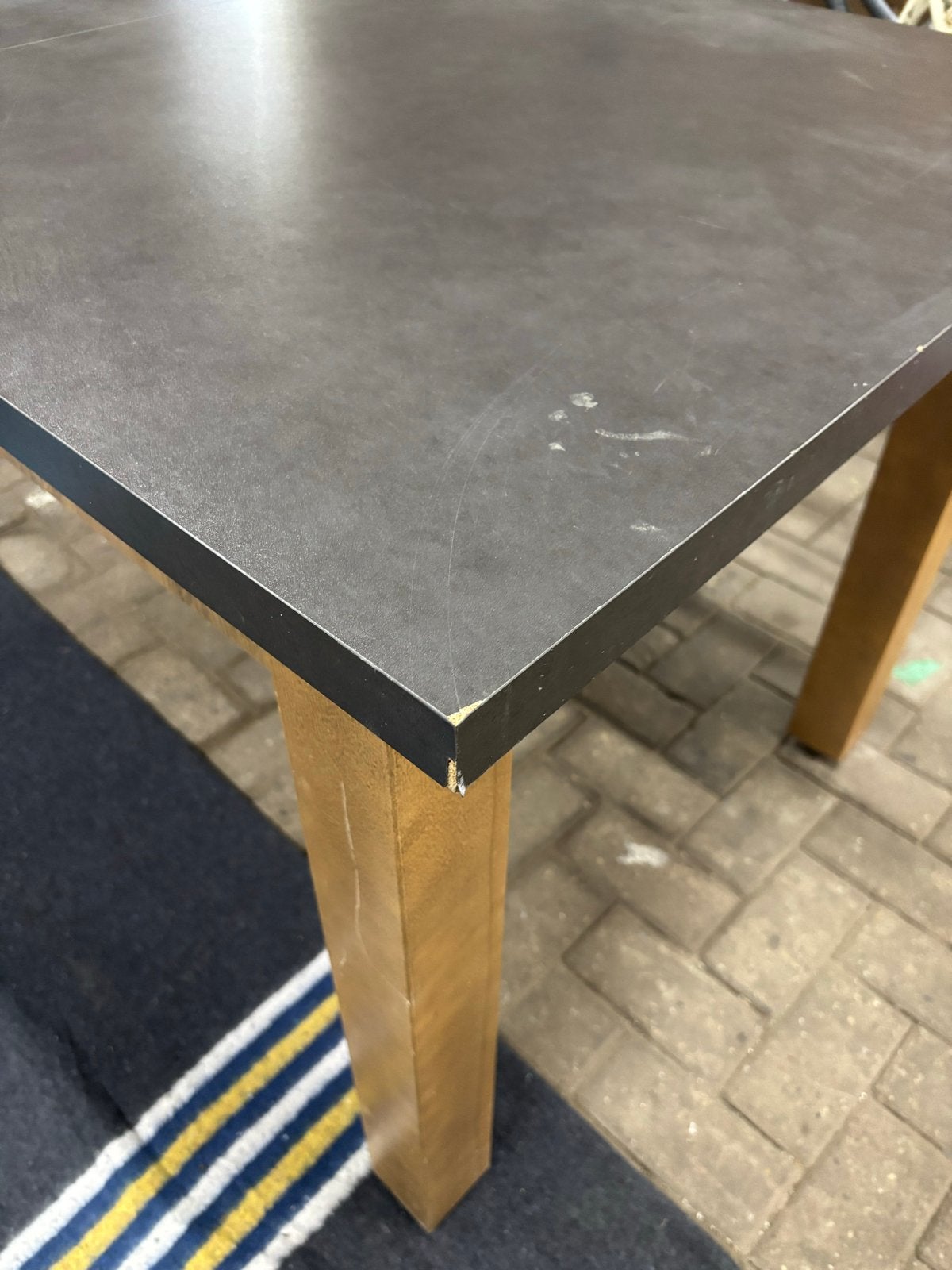 Uitschuifbare eettafel met donkergrijs blad en houten poten., Ophalen, Gebruikt, 50 tot 100 cm, 150 tot 200 cm