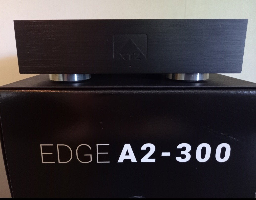 XTZ EDGE A2-300 CLASS-D POWER-AMP 2 X 300 WATT FULL BOXED, Audio, Tv en Foto, Versterkers en Receivers, Overige merken, Gebruikt