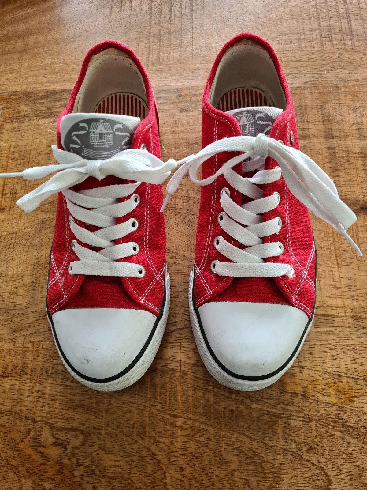 Zo goed als nieuwe rode Dunlop sneakers, Ophalen of Verzenden, Dunlop, Rood, Sneakers of Gympen