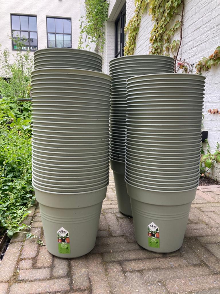 Bloempotten, grote bundel van 130 stuks, Elho, Kunststof, Rond, Zo goed als nieuw, Minder dan 40 cm