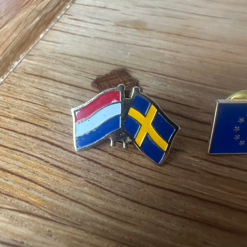 Set van 3 Pins: Nederland, Zweden en EU Vlaggen, Ophalen of Verzenden, Gebruikt, Stad of Land, Speldje of Pin