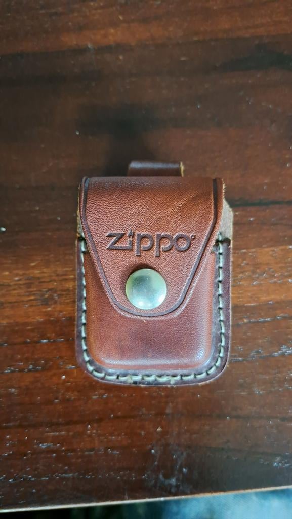 Originele Zwarte Zippo van Messing met Riemhoesje, Verzamelen, Rookartikelen, Aanstekers en Luciferdoosjes, Ophalen of Verzenden