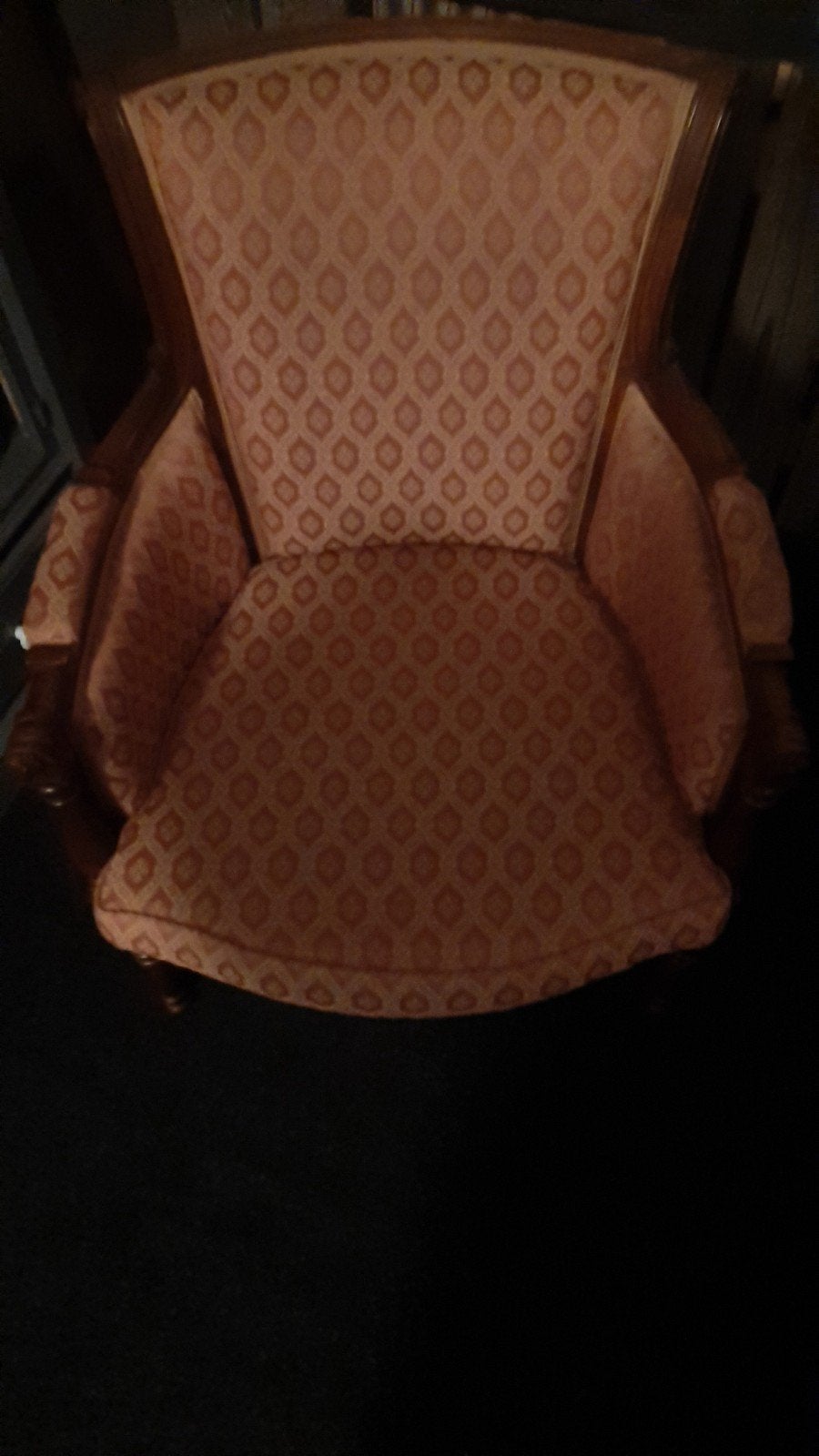 Vintage stoel met zalmroze bekleding en houtsnijwerk, Antiek en Kunst, Ophalen