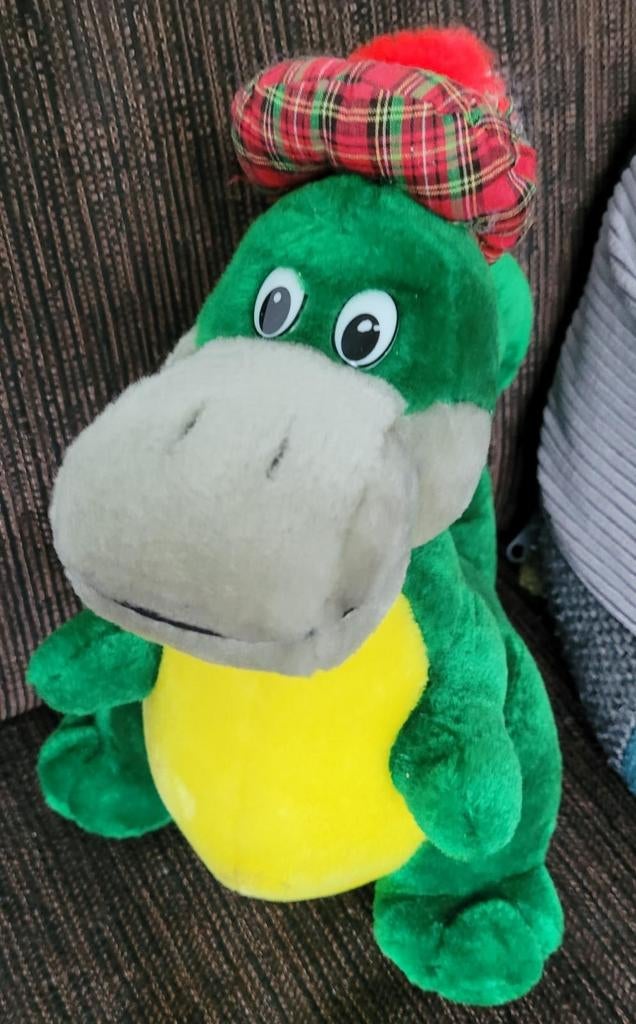 Dino knuffel dinosaurus met engelse pet, Ophalen of Verzenden, Overige typen