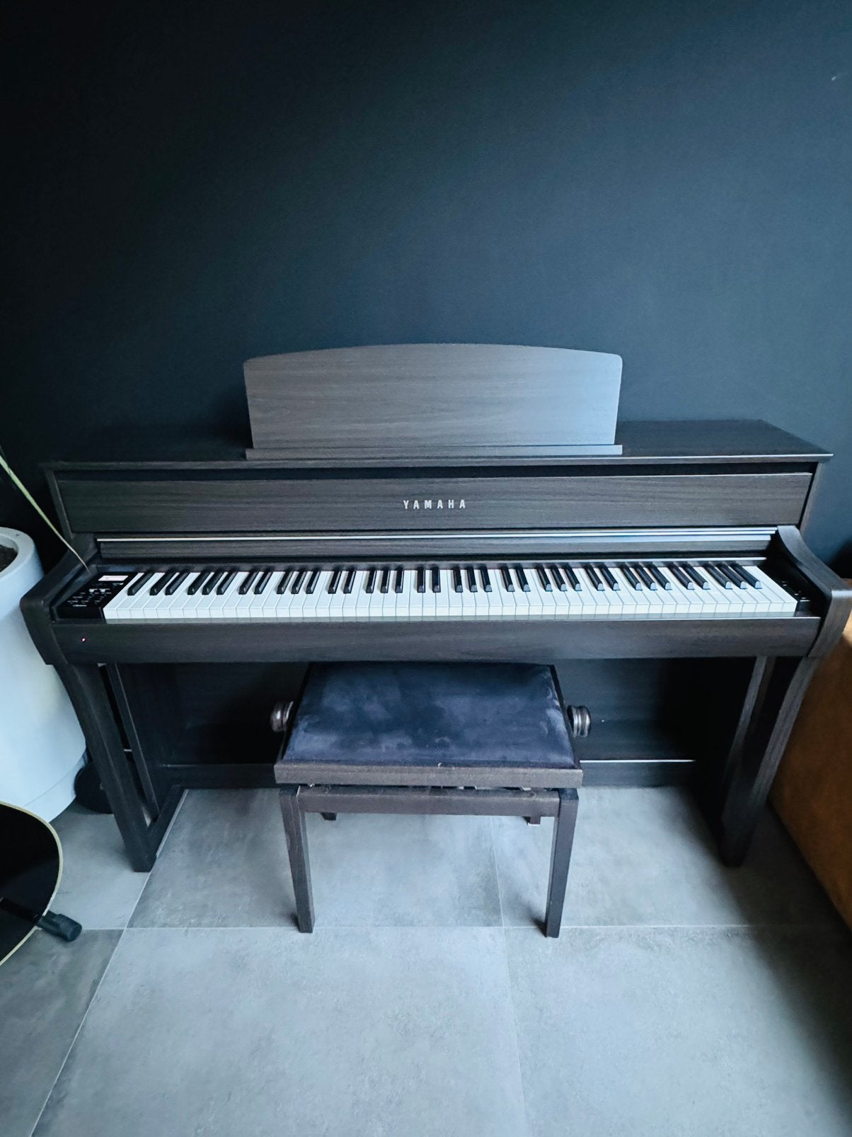 Yamaha Clavinova CLP-675 (donker walnoot) zo goed als nieuw, Ophalen, Zo goed als nieuw, Zwart