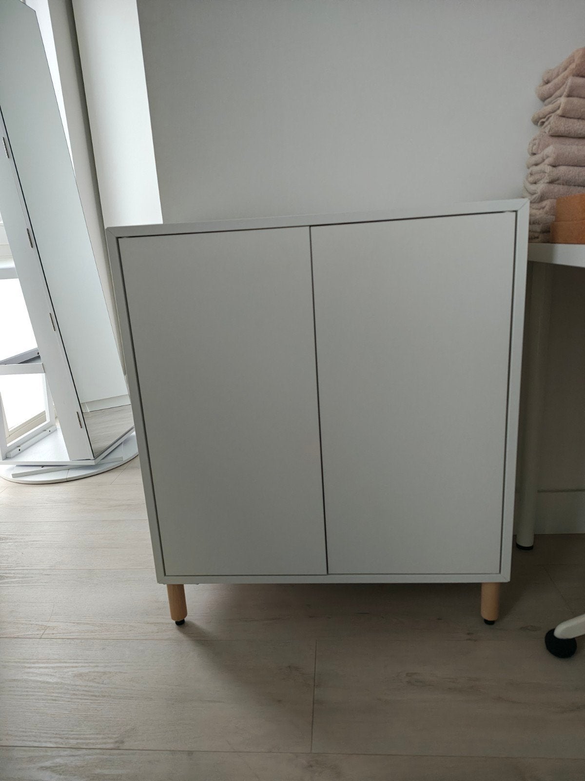 Wit kastje met houten pootjes (70x80x35), Huis en Inrichting, Kasten | Overige, Ophalen of Verzenden, Gebruikt