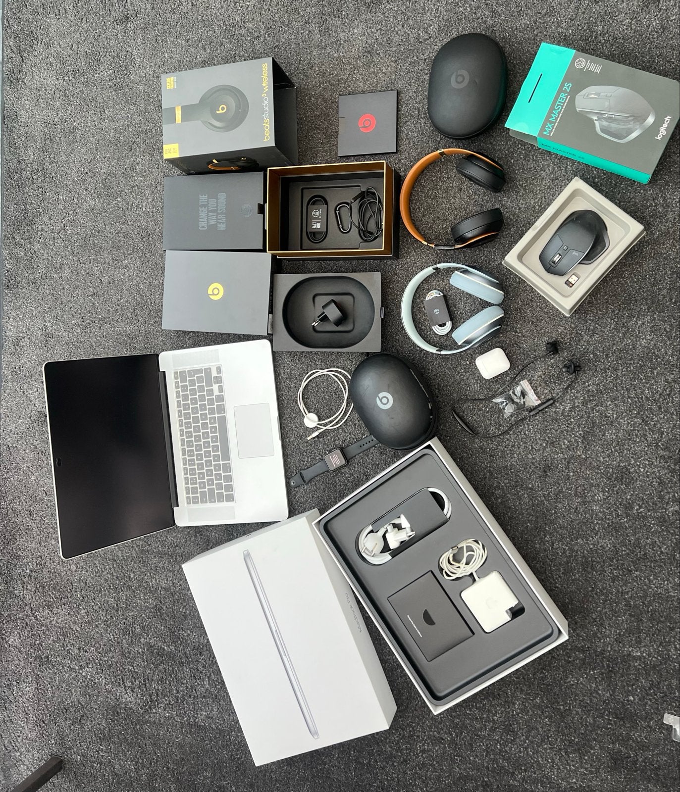 MacBook Pro (defect), Beats Studio 3 & 2, Apple Watch 3…