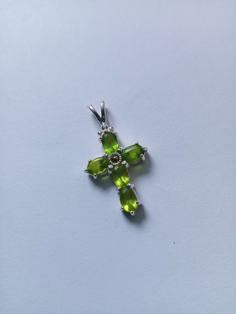 Mooi Klein Zilveren Kruisje met Peridot, Verzenden, Zilver, Hanger, Met edelsteen
