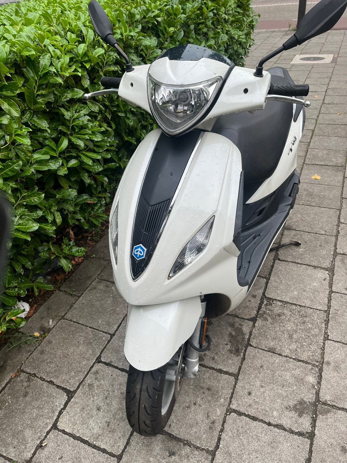 Tekoop piaggio fly snor  wit zip sprint, Ophalen, Zo goed als nieuw, Benzine