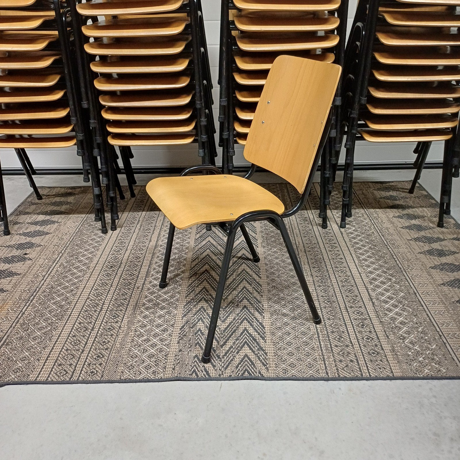 40 x stapelstoelen kantine stapelbare partij stoelen, Ophalen, Gebruikt, Bruin, Vijf, Zes of meer stoelen