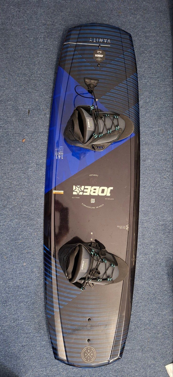 JOBE VANITY wakeboard 141 inclusief bindingen., Watersport en Boten, Wakeboarden, Ophalen, Zo goed als nieuw, Board en Schoenen