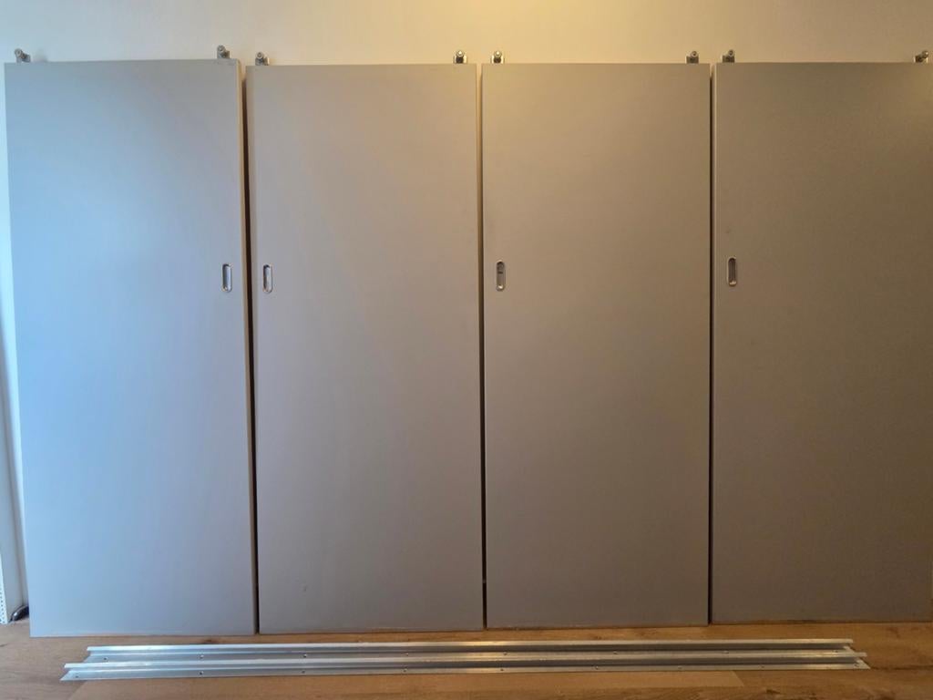Hangend schuifdeursysteem met 4 lichtgrijze panelen, Huis en Inrichting, Kasten | Roldeurkasten en Archiefkasten, Gebruikt, 150 tot 200 cm