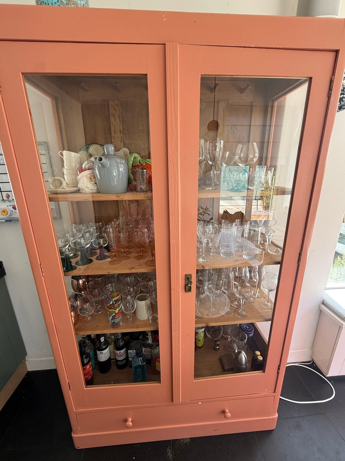 Vintage Glazen Vitrinekast - Roze/Oranje Hout, Huis en Inrichting, Ophalen, Gebruikt, 100 tot 150 cm, Met lade(s)