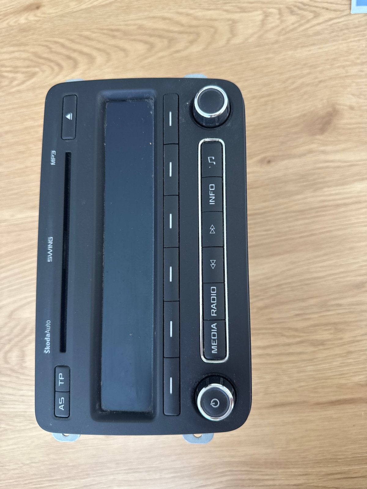 SkodaAuto Swing Radio MP3 - 5J0 035 161 C, Ophalen, Gebruikt