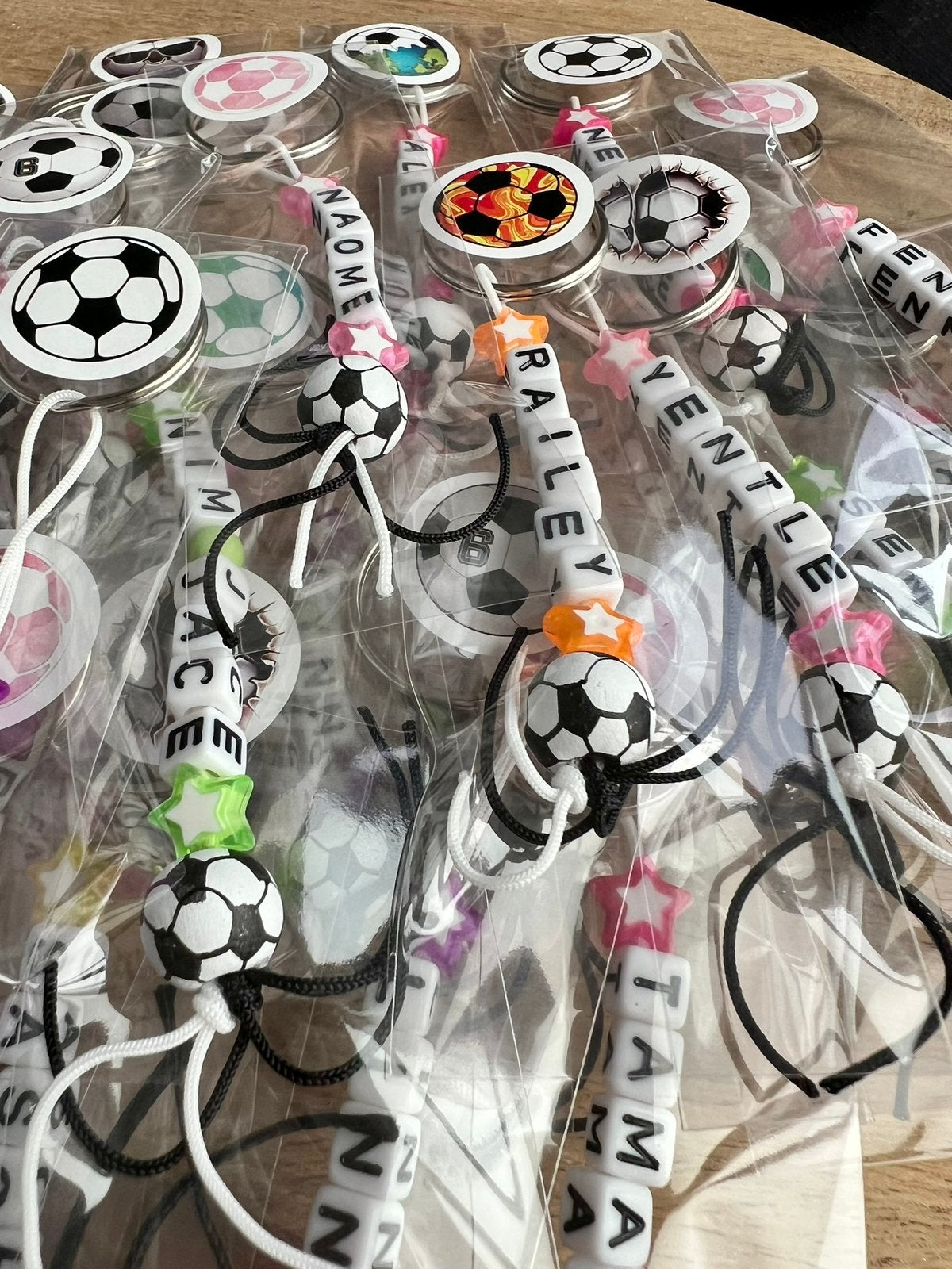 Voetbal sleutelhanger met naam LEUK TRAKTEREN, Ophalen of Verzenden, Nieuw, Feestartikel, Verjaardag