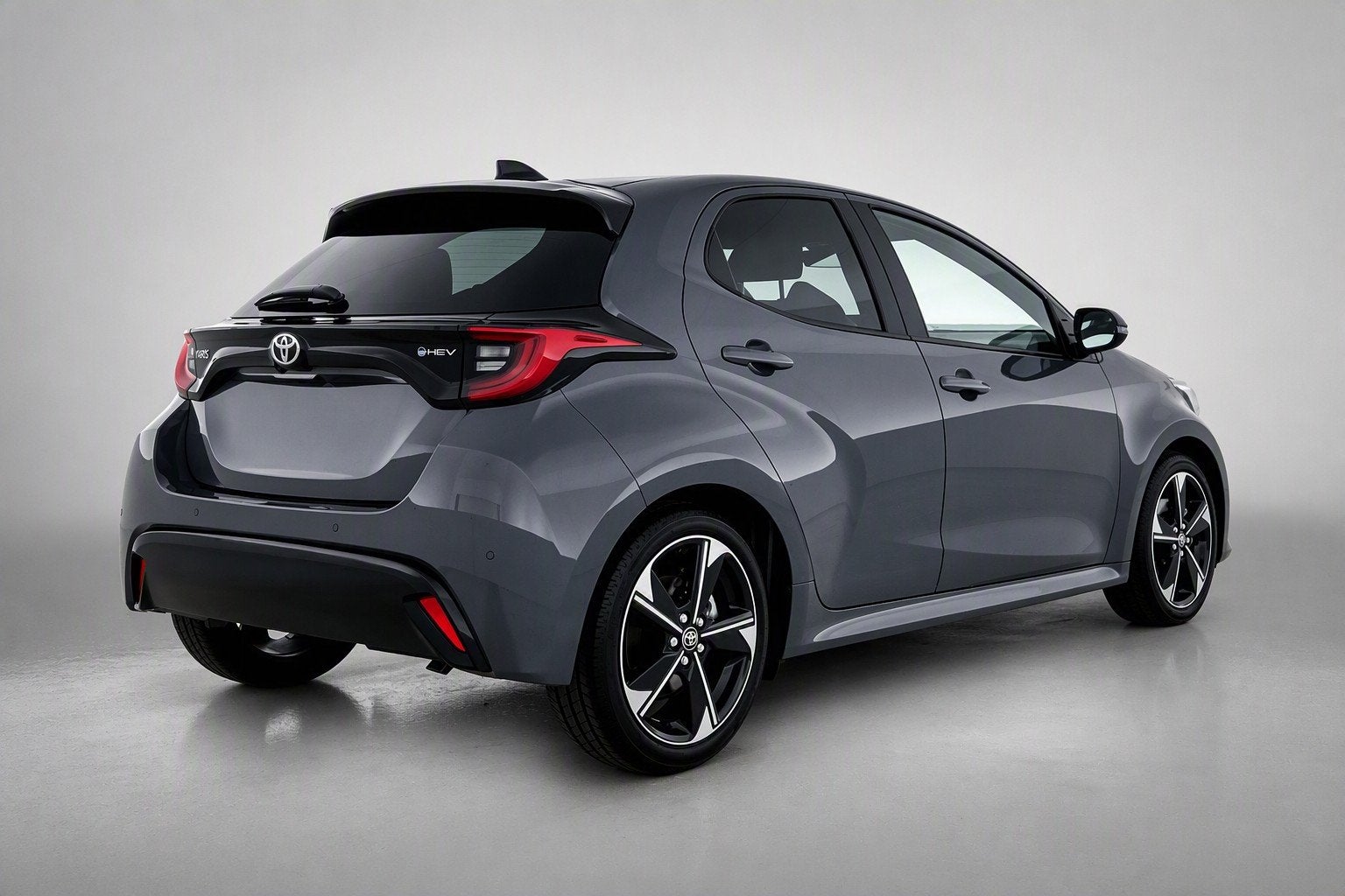 Toyota Yaris 1.5 Hybrid 130 Executive | Apple CarPlay / Andr, Auto's, Zwart, Nieuw, Hybride Elektrisch/Benzine, 3 cilinders