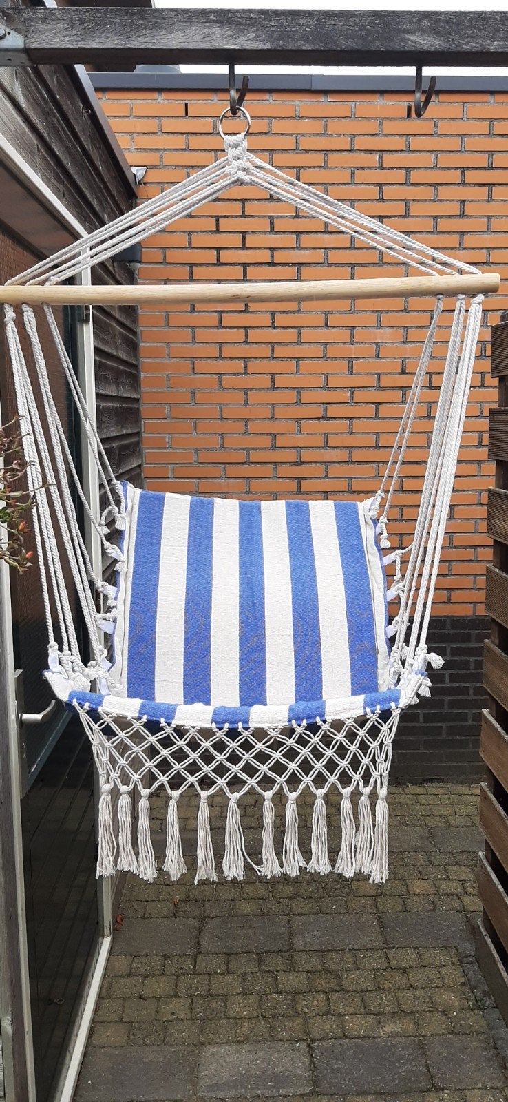 Comfortabele hangstoel met blauw-wit gestreept kussen, Ophalen, Binnen