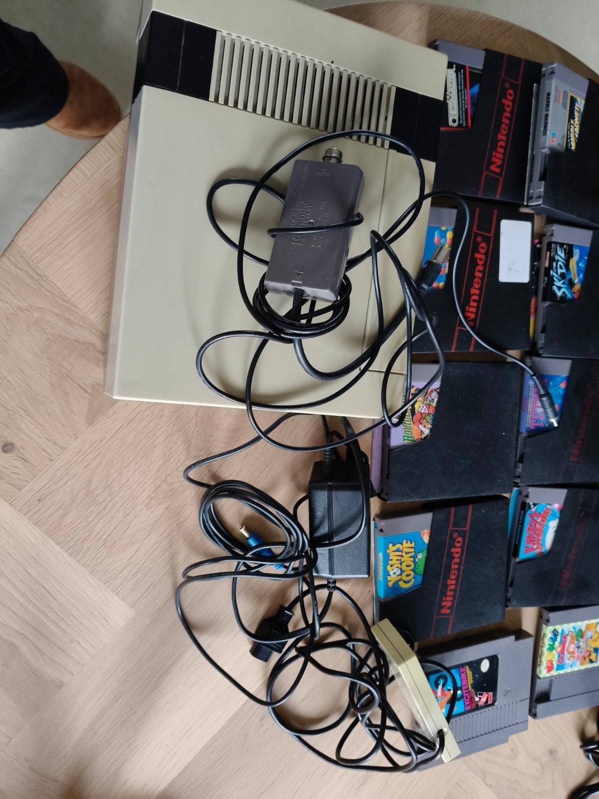 Originele Nintendo NES 8-bit Console + 15 Games (11 met Hand, Avontuur en Actie, Gebruikt, 2 spelers, Eén computer