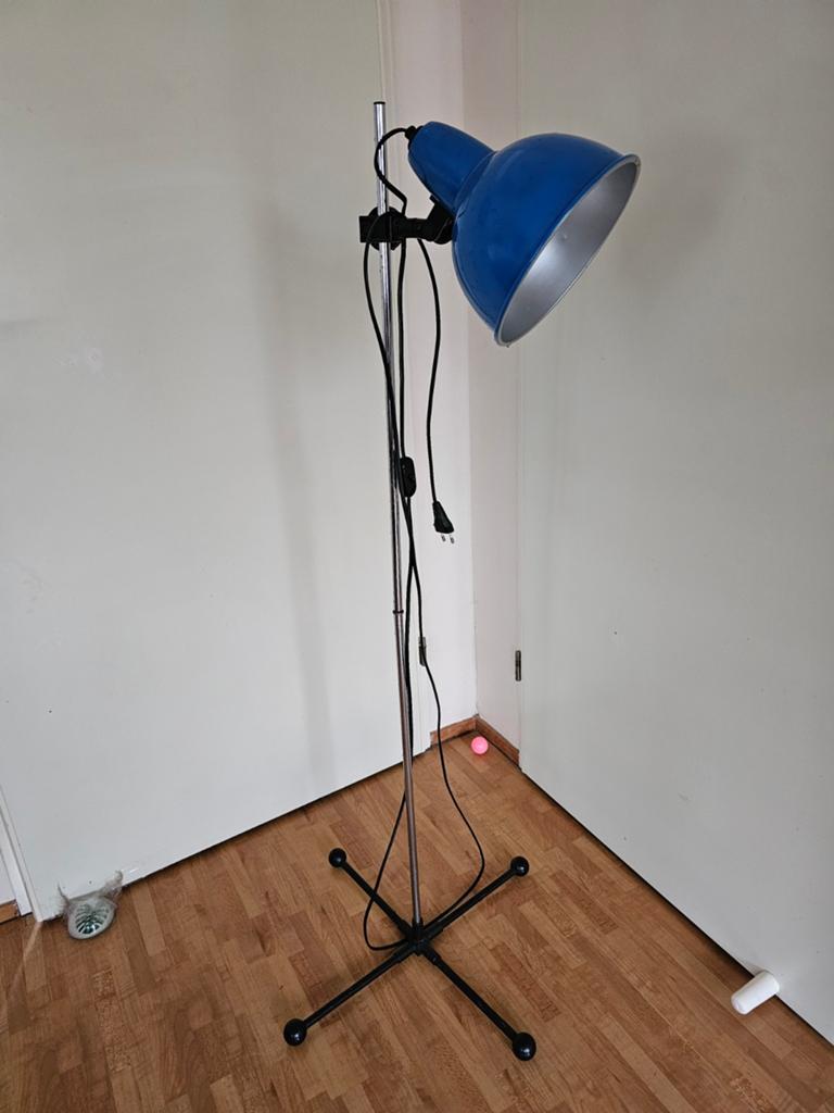 Vintage industriële Zweedse "HEMI" spotlight vloerlamp., Antiek en Kunst, Curiosa en Brocante, Ophalen