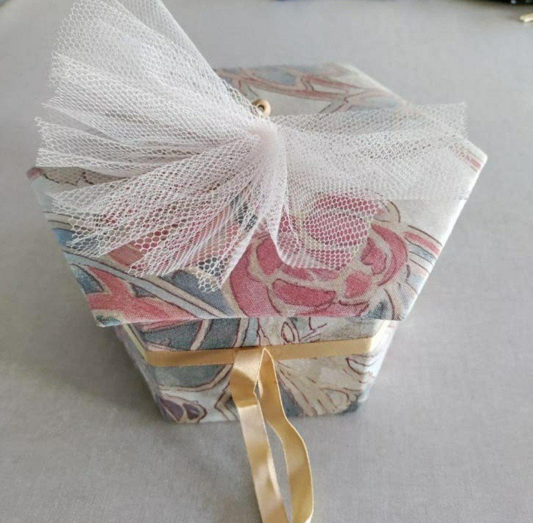Geschenkdoosje,Boudoir,Strik,Tule,stof,bloemenpatroon,deksel, Kinderen en Baby's, Kraamcadeaus en Geboorteborden, Zo goed als nieuw