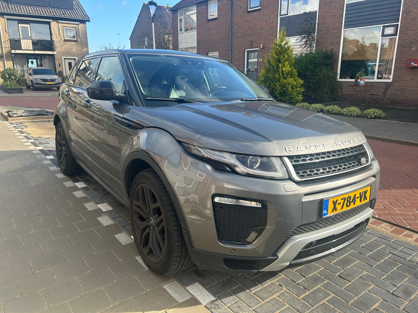 Land Rover Range Rover Evoque 2.0 SI4 4WD AUT 2017 Grijs, 1800 kg, 4 cilinders, Bi-Xenon koplampen, Leder