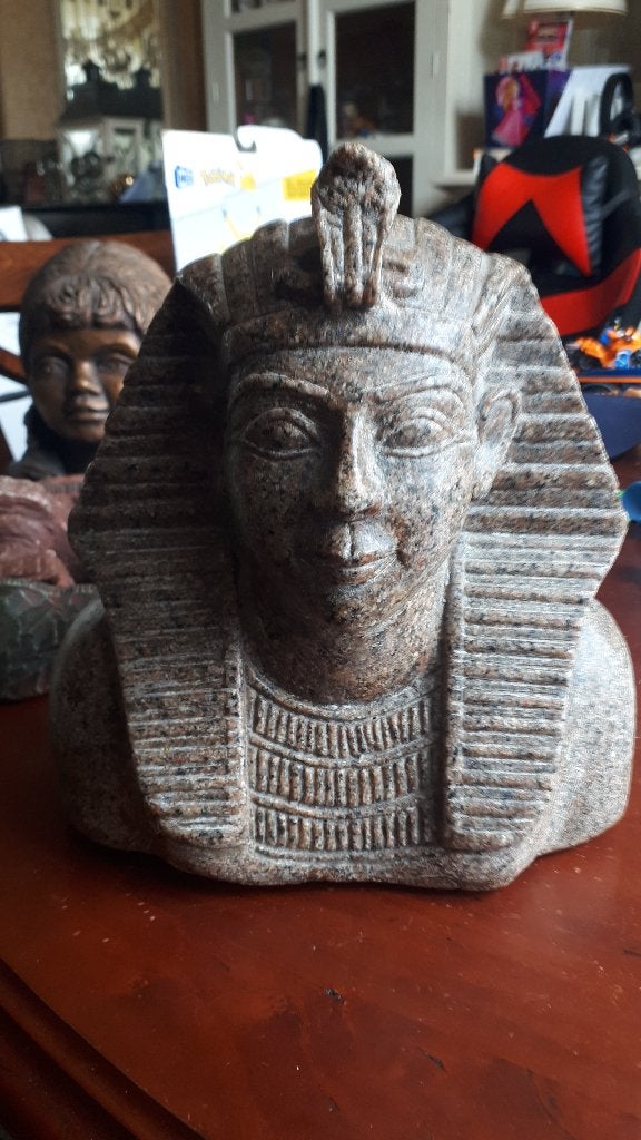 Vintage Buste koning Toetanchamon Egypte van rood graniet, Verzamelen, Beelden en Beeldjes, Ophalen, Zo goed als nieuw, Mens