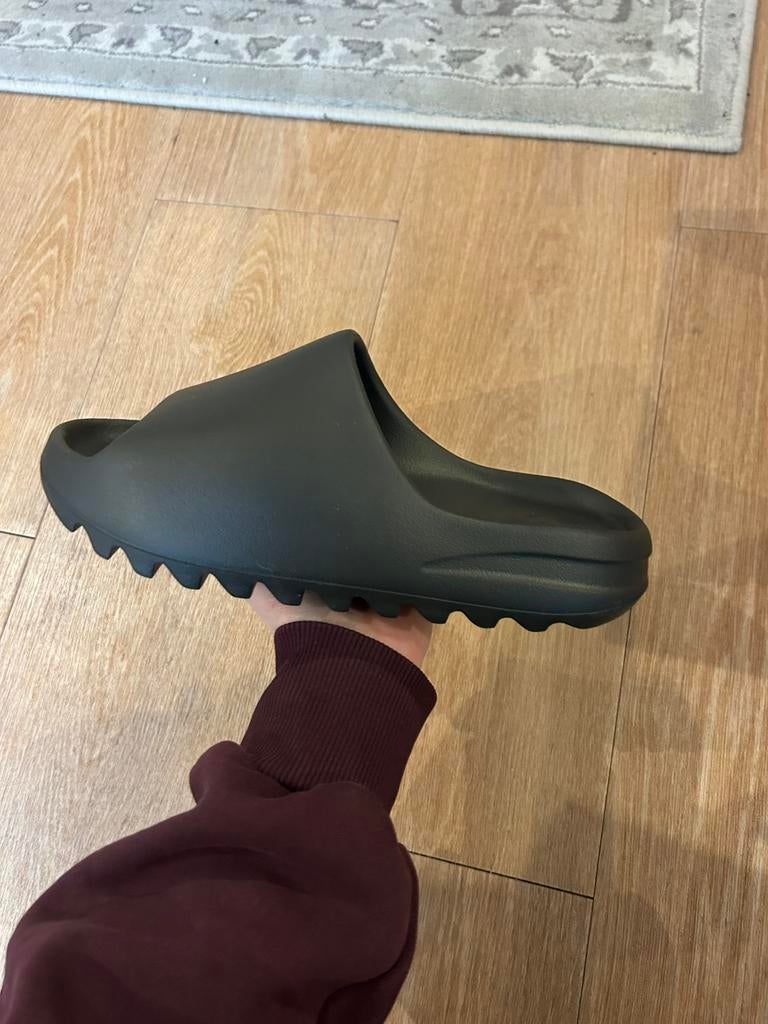 Adidas yeezy slide Onyx, maat 43, Ophalen of Verzenden, Nieuw