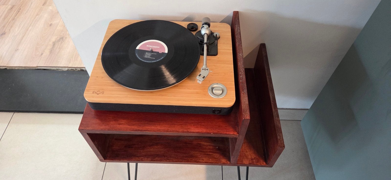 Retro kast voor platenspeler en platen
