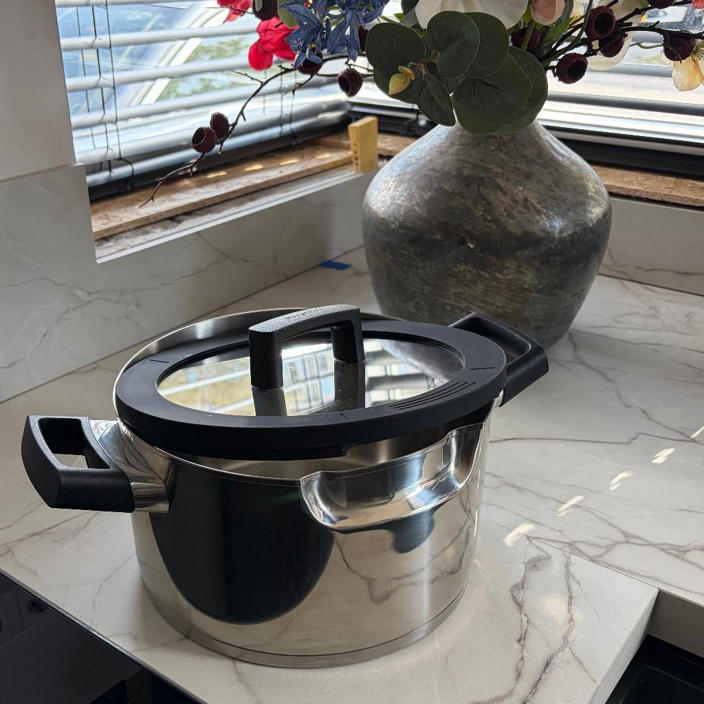 Nieuwe kookpan 24cm | 5.7L downdraft BergHOFF Uqonic, Huis en Inrichting, Keuken | Potten en Pannen, Kookpan of Snelkookpan, Nieuw
