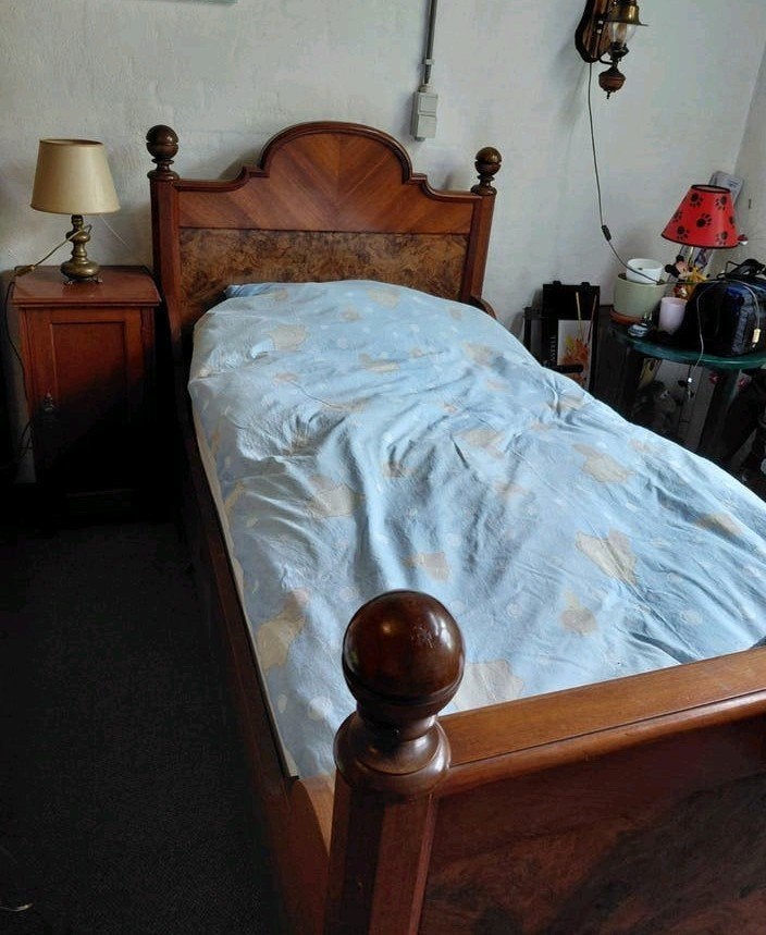 2 Antieke mahonie houten bedden met 1 nachtkastje, Ophalen