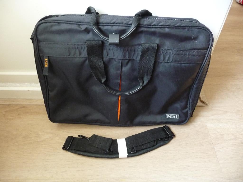 Laptoptas  17,3 INCH - Merk MSI, Ophalen, 17 inch of meer, Zo goed als nieuw, Schoudertas