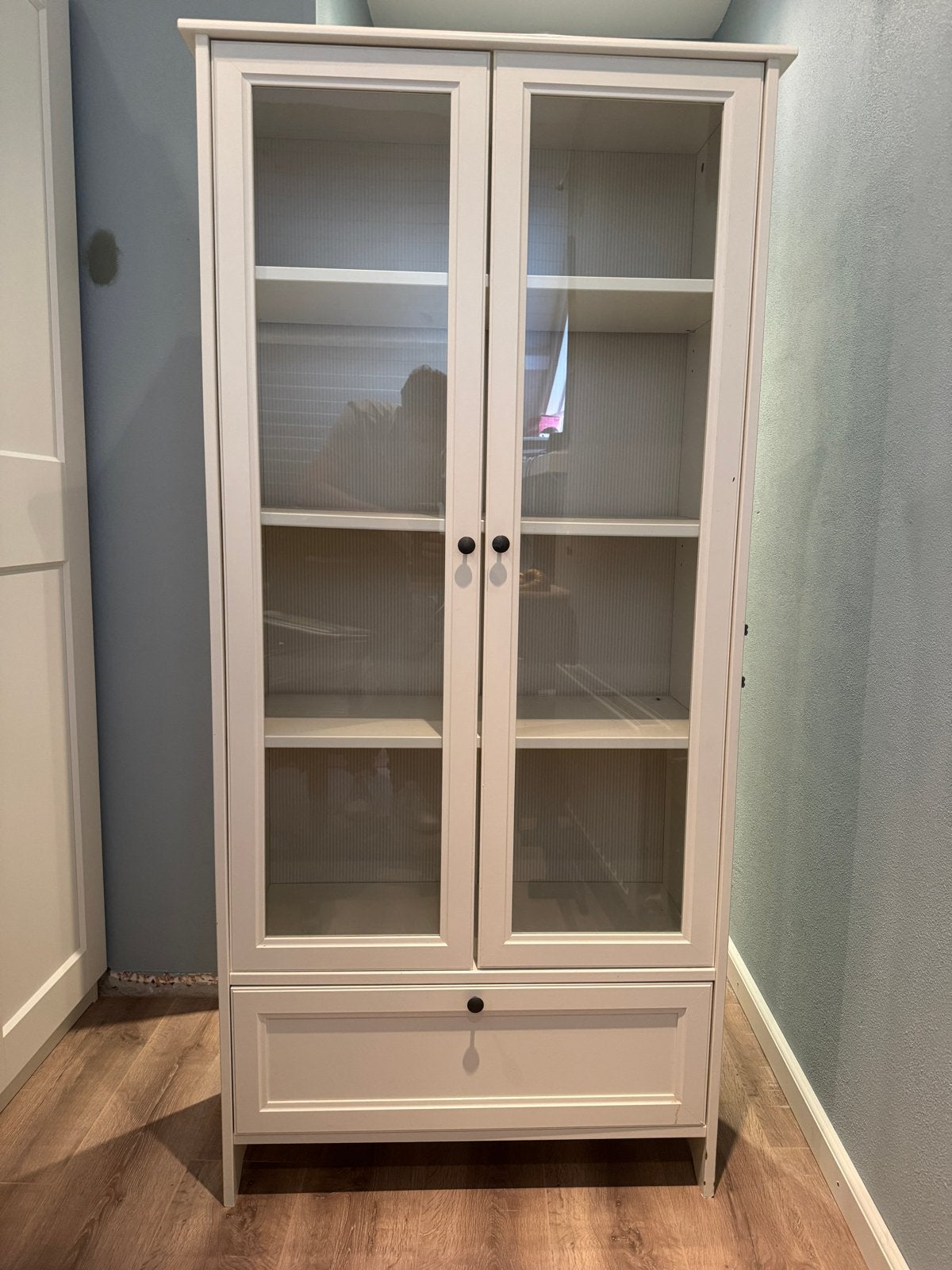 Witte vitrinekast met lade en glazen deuren, Ophalen, Gebruikt, 50 tot 100 cm, Met lade(s)