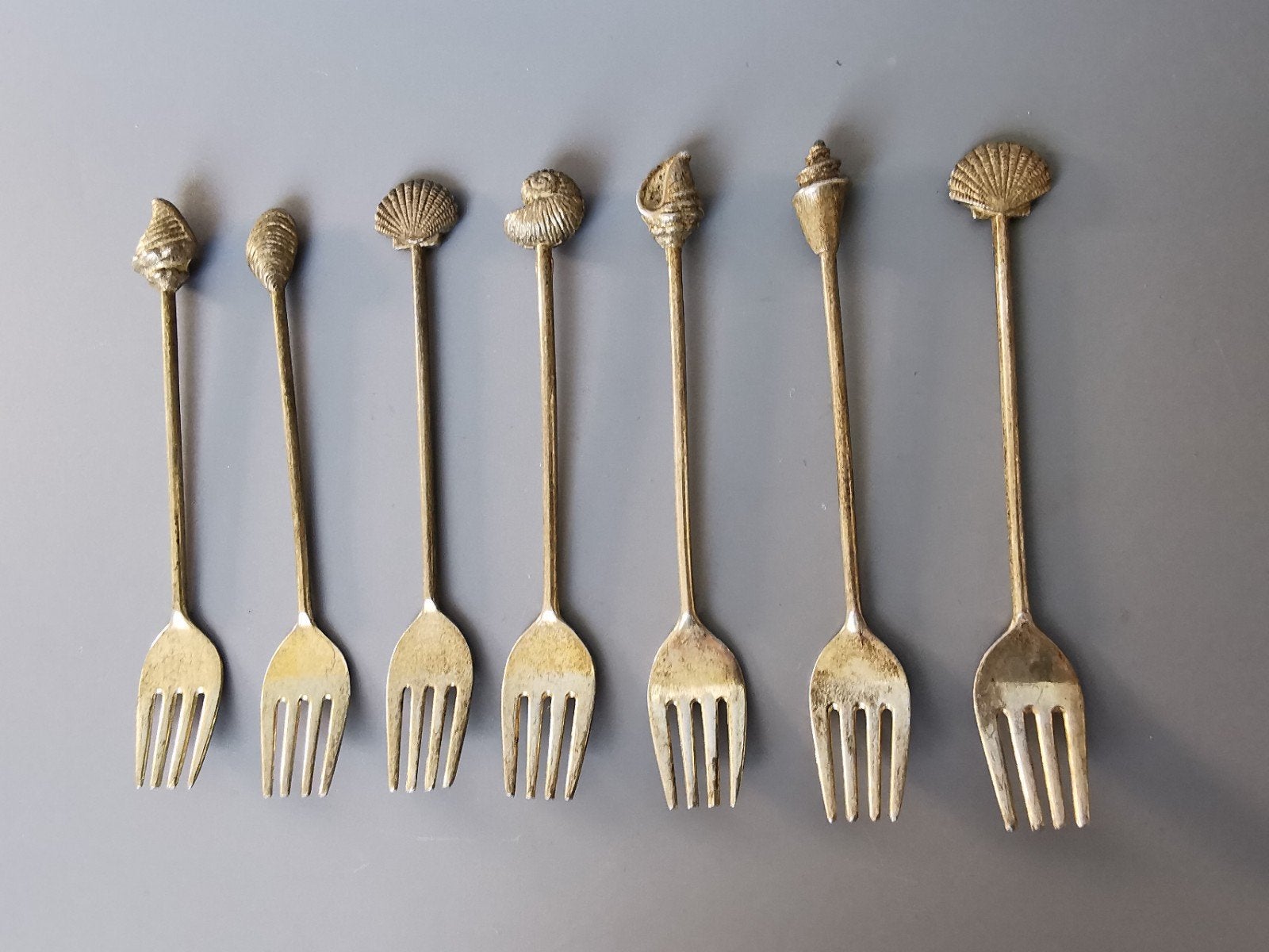 Set verzilverde vorkjes met schelpen bovenop, Antiek en Kunst, Antiek | Bestek, Verzenden