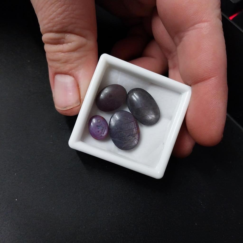 Lot met grijs rode saffier cabochons, Ophalen of Verzenden