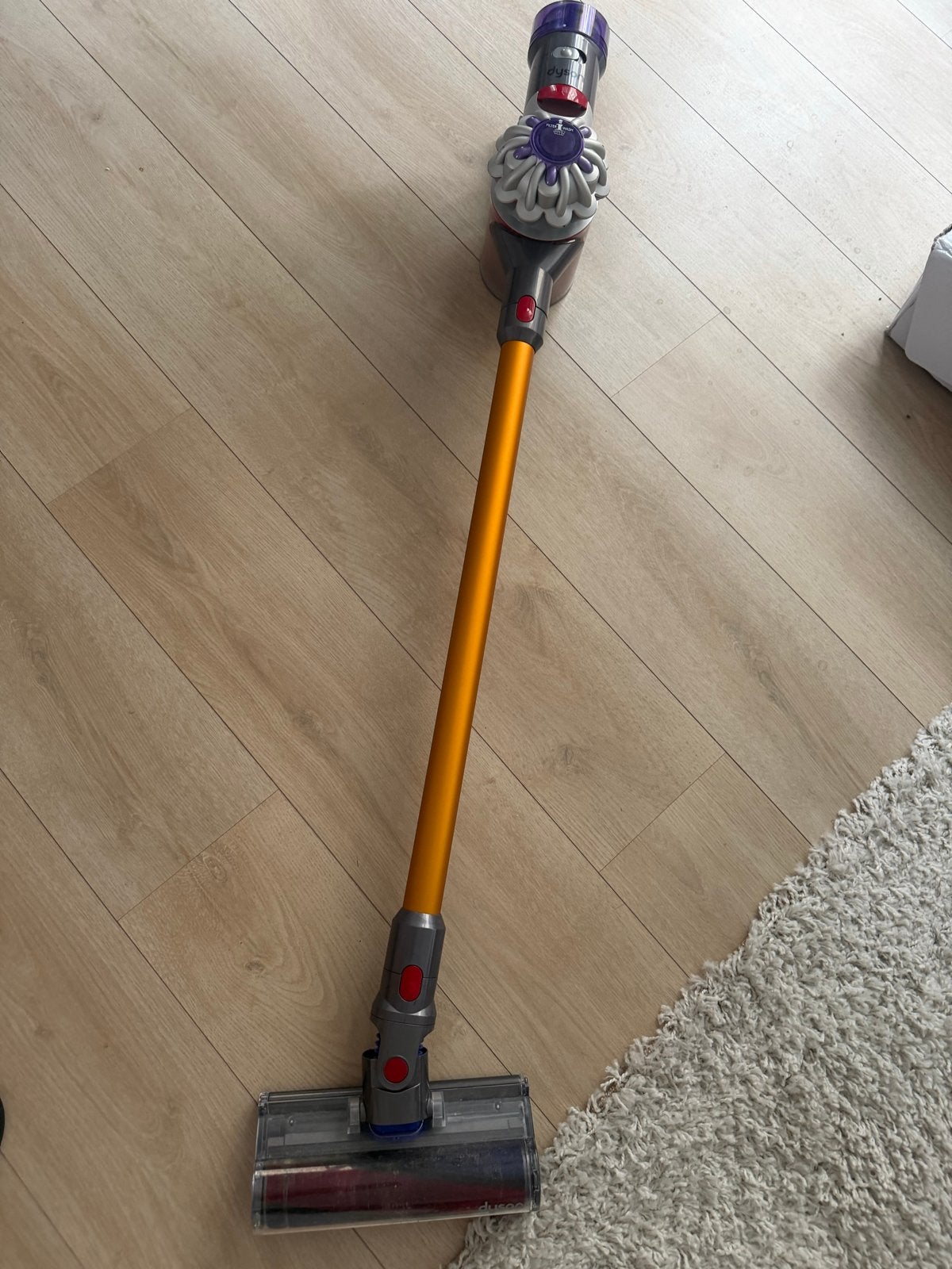 Dyson V8 met alle accessoires, Witgoed en Apparatuur, Stofzuigers, Gebruikt, Steelstofzuiger, Dyson, Draadloos, Reservoir, Ophalen of Verzenden